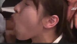 鬼畜男が美人ＯＬに欲情レイプ！強制イマラチオで唾液べっとりな剛直ピストンで潮吹きイキするスケベ美女