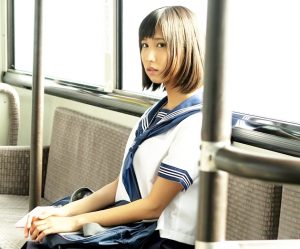 《湊莉久がレイプ絶頂!》痴漢専用バスに乗った制服JK!中年オジサンにエッチなことを教え込まれ自分から率先してフェラチオしちゃいます♪